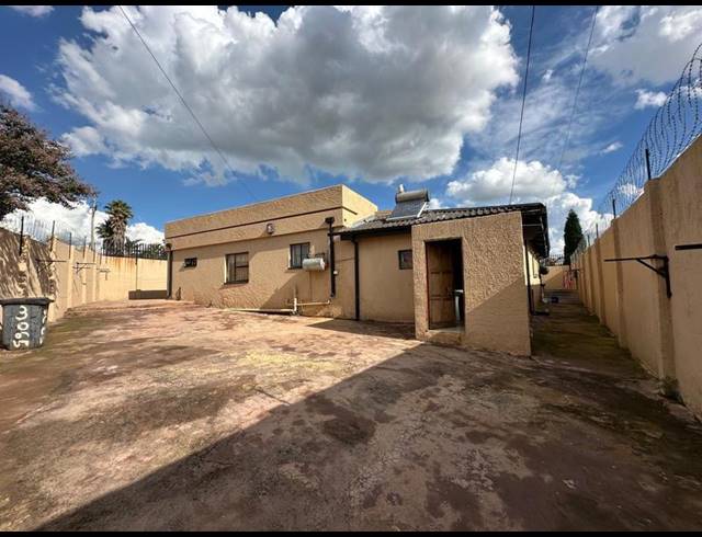 8 BEDROOM HOUSE FOR SALE IN LENASIA SOUTH